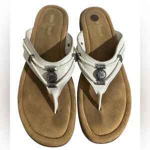 Minnetonka Silverthorne 360 White Thong Sandals Leather Silver Accents Size 10